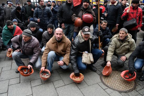 Ukrainian coal miners protest outside Verkhovna Rada