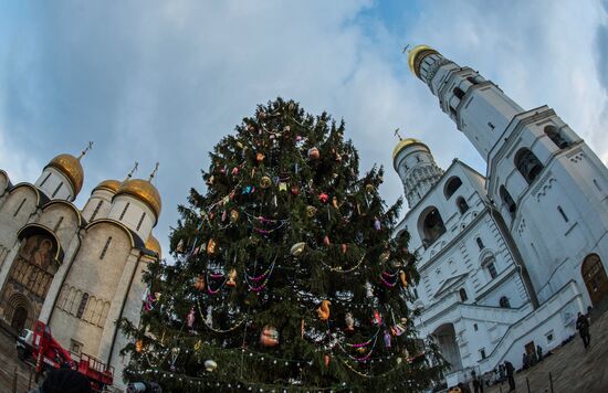 Decorating New Year's tree on Kremlin's Cathedral Square