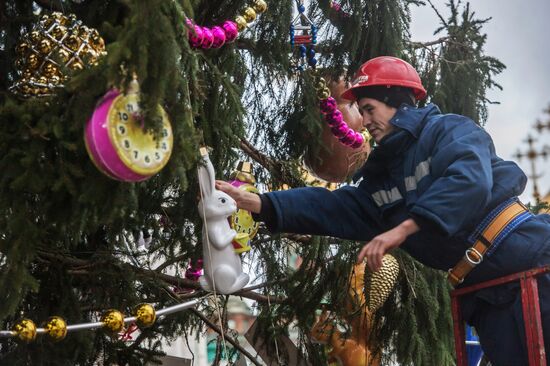 Decorating New Year's tree on Kremlin's Cathedral Square