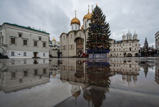 Decorating New Year's tree on Kremlin's Cathedral Square