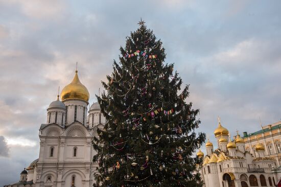 Decorating New Year's tree on Kremlin's Cathedral Square