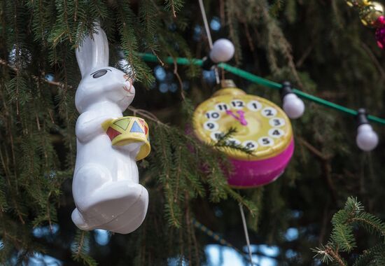Decorating New Year's tree on Kremlin's Cathedral Square