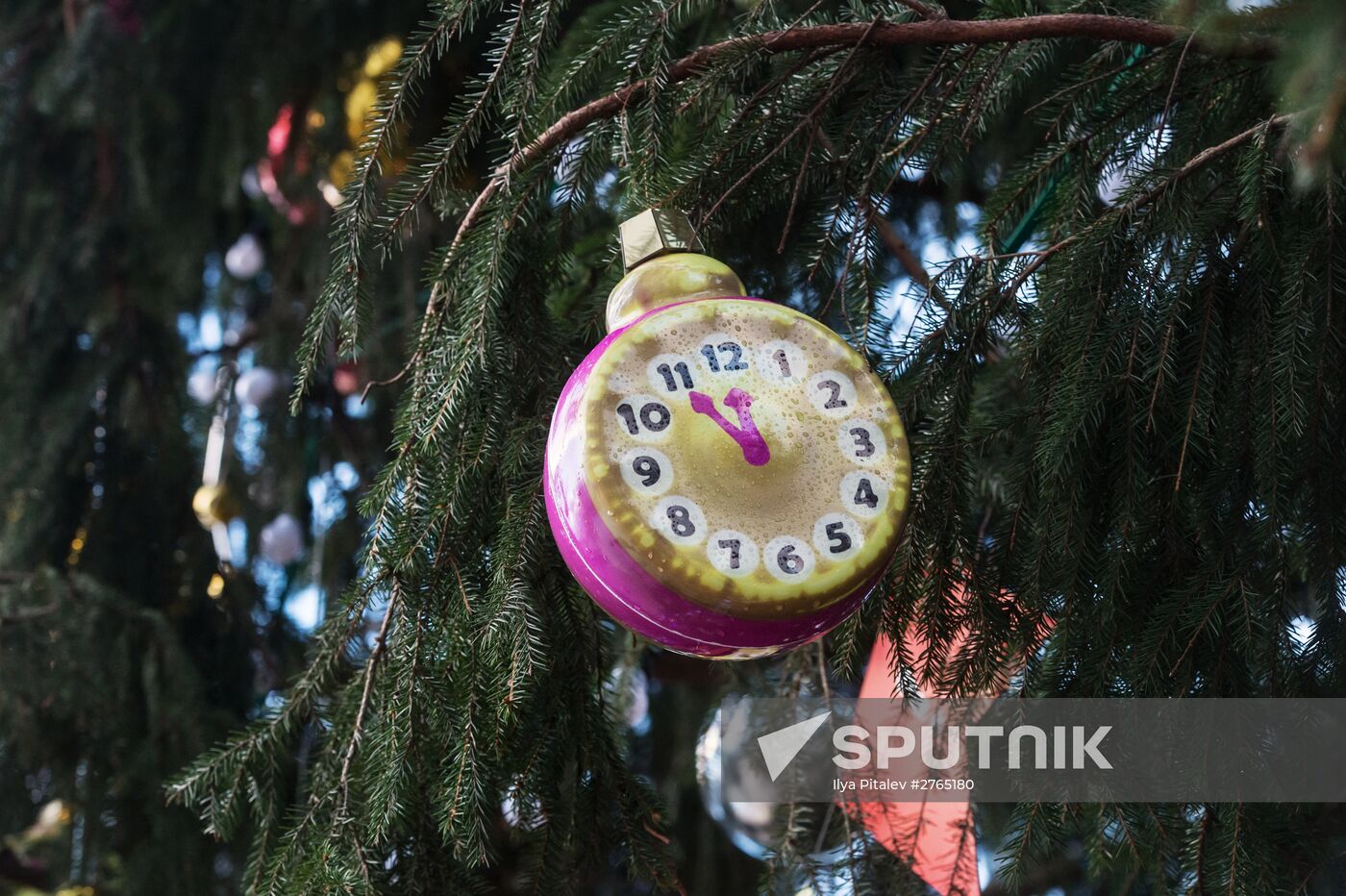 Decorating New Year's tree on Kremlin's Cathedral Square