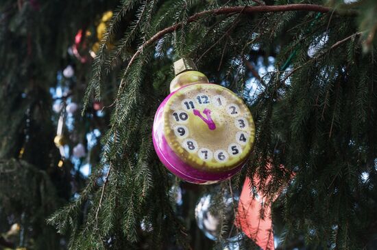 Decorating New Year's tree on Kremlin's Cathedral Square