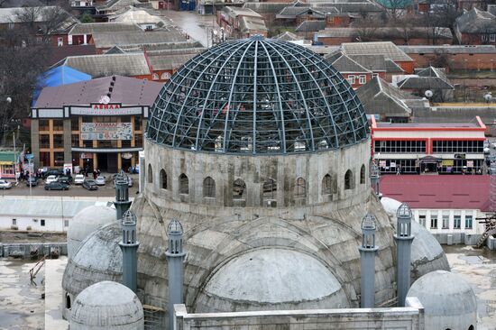 Building one of the world's largest mosques in Chechnya