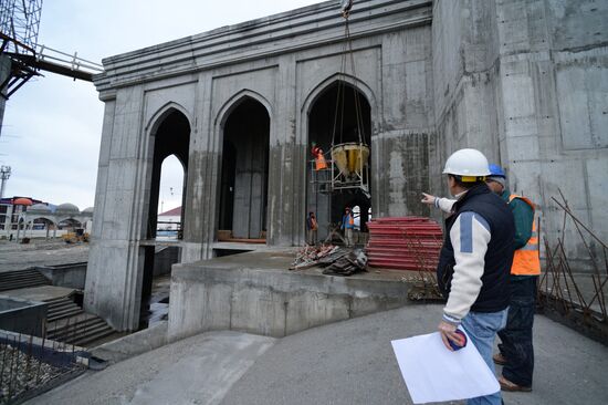 Building one of the world's largest mosques in Chechnya