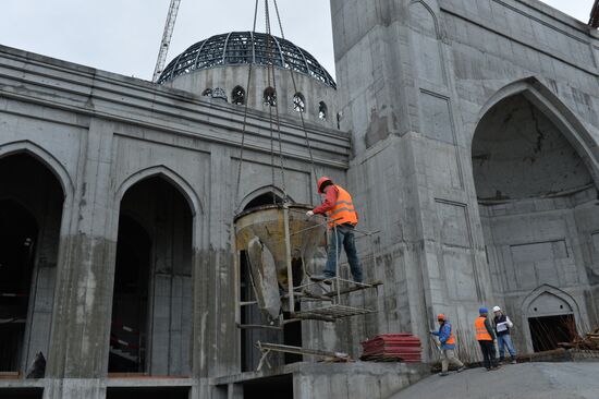 Building one of the world's largest mosques in Chechnya