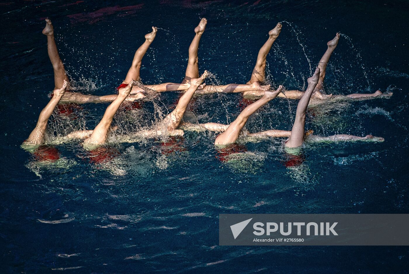 Synchro swimming Olympic champions give a show