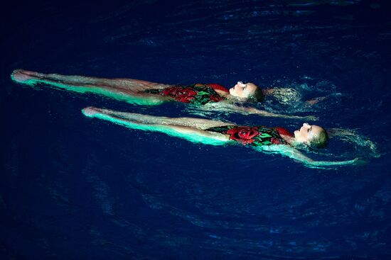Synchro swimming Olympic champions give a show