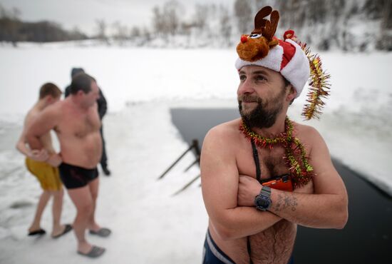 Winter swimmers' New Year run in Novosibirsk