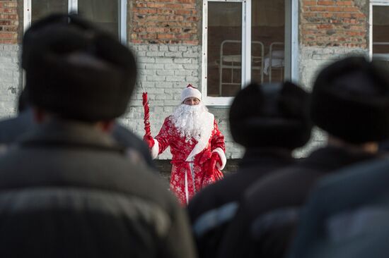 Grandfather Frost visits correctional facility in Omsk