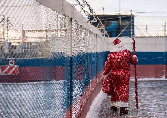 Grandfather Frost visits correctional facility in Omsk