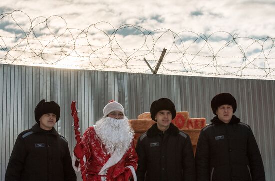 Grandfather Frost visits correctional facility in Omsk
