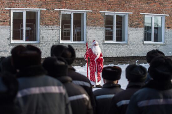 Grandfather Frost visits correctional facility in Omsk