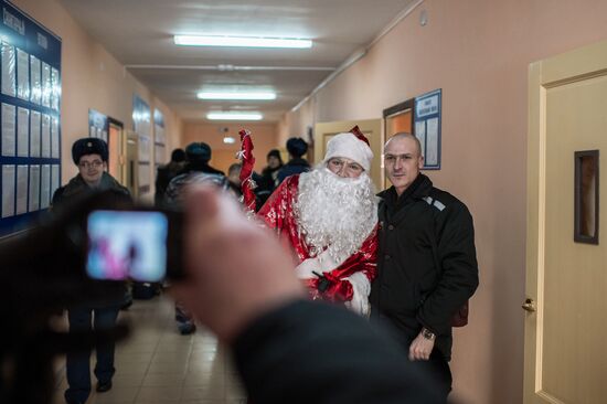 Grandfather Frost visits correctional facility in Omsk