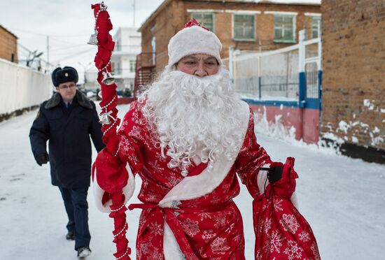 Grandfather Frost visits correctional facility in Omsk