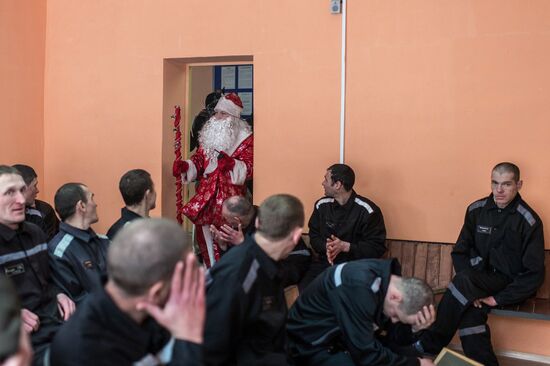 Grandfather Frost visits correctional facility in Omsk