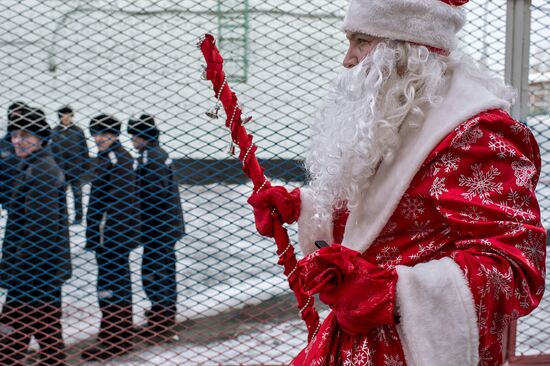 Grandfather Frost visits correctional facility in Omsk