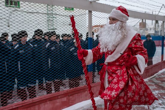 Grandfather Frost visits correctional facility in Omsk