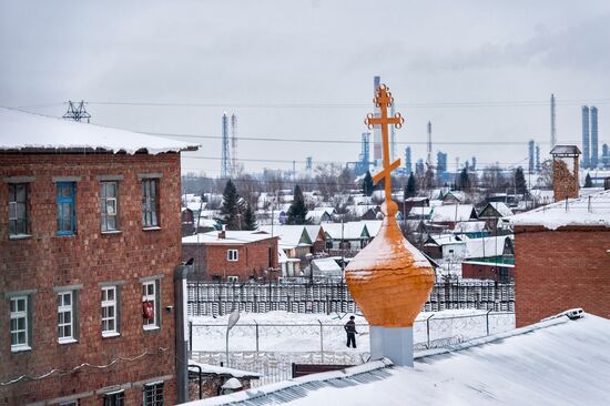 Grandfather Frost visits correctional facility in Omsk