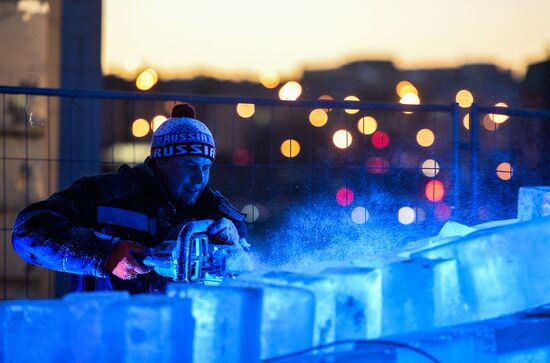Assembling ice township in Museon Park of Arts