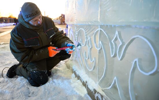Assembling ice township in Museon Park of Arts