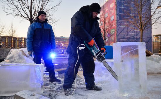 Assembling ice township in Museon Park of Arts