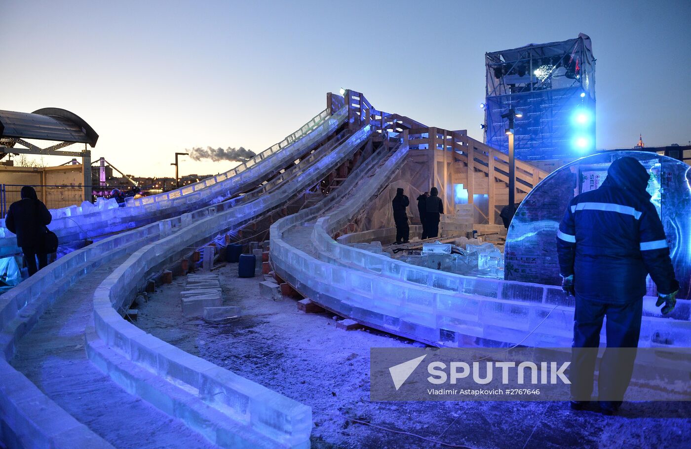 Assembling ice township in Museon Park of Arts