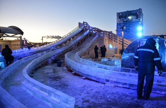 Assembling ice township in Museon Park of Arts