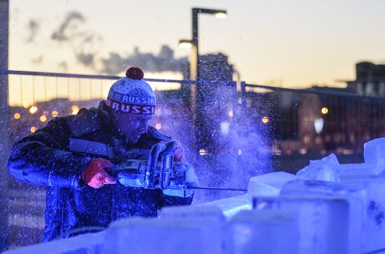 Assembling ice township in Museon Park of Arts