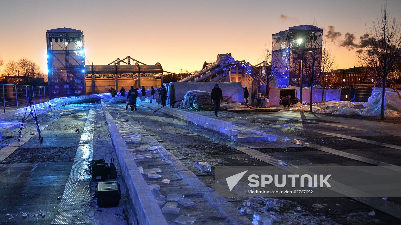 Assembling ice township in Museon Park of Arts