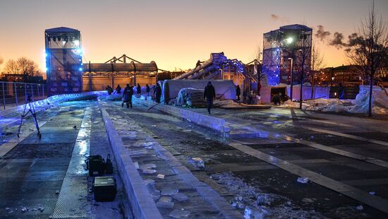 Assembling ice township in Museon Park of Arts