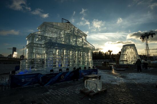 Preparations for "Ice Moscow. In the Family Circle" ice sculpture festival at Victory Park