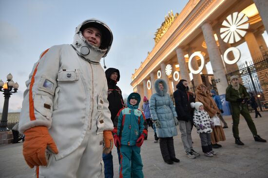 Space Father Frost welcomed at Moscow's Gorky Park