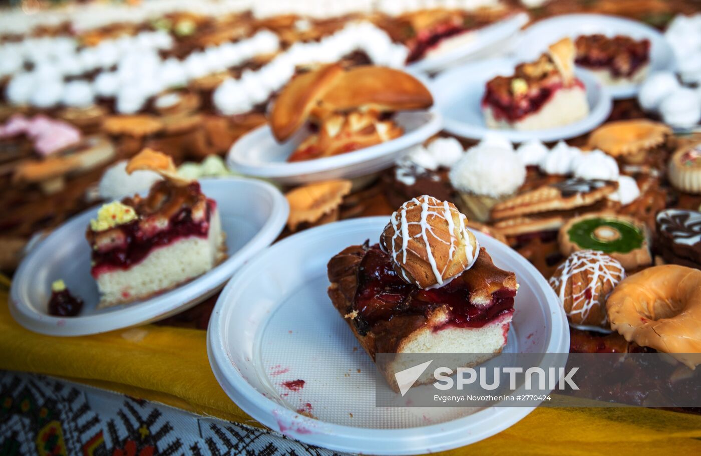 Cake weighing more than 100kg cooked for Christmas