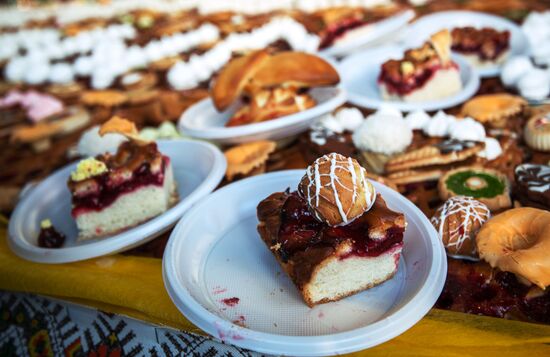 Cake weighing more than 100kg cooked for Christmas