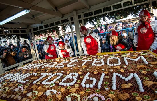 Cake weighing more than 100kg cooked for Christmas