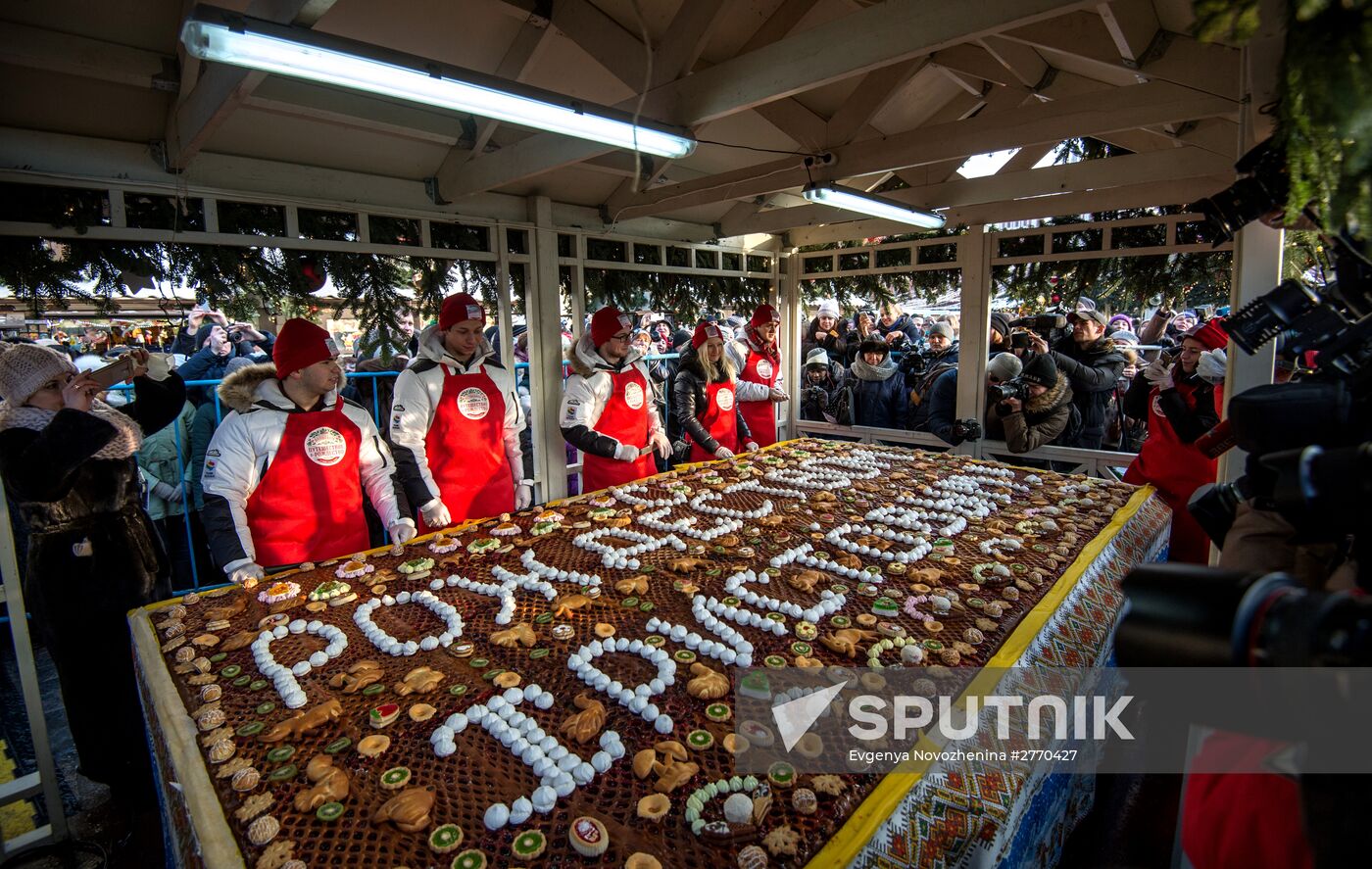 Cake weighing more than 100kg cooked for Christmas