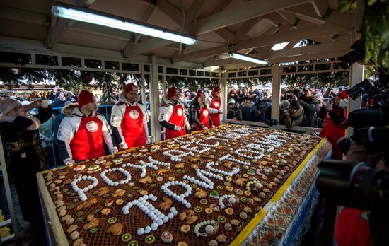 Cake weighing more than 100kg cooked for Christmas