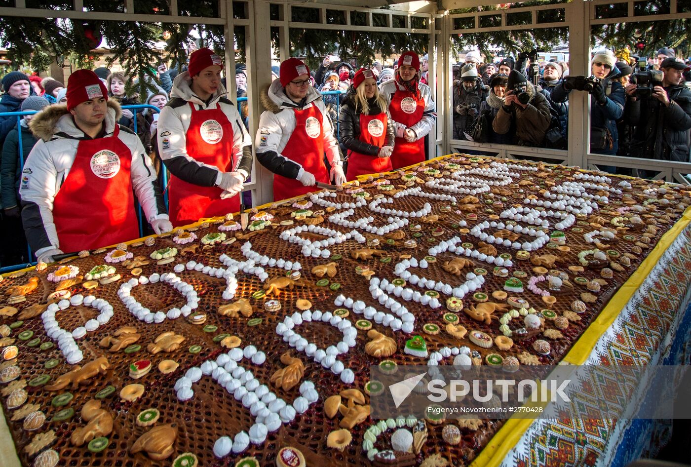 Cake weighing more than 100kg cooked for Christmas
