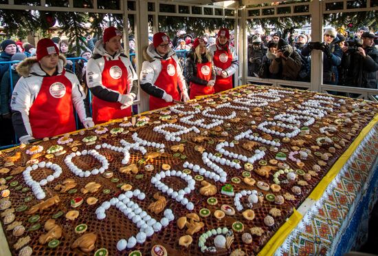 Cake weighing more than 100kg cooked for Christmas