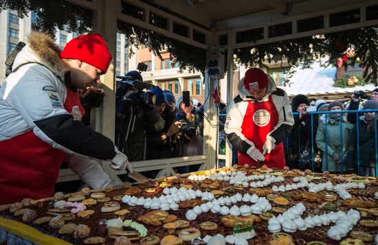 Cake weighing more than 100kg cooked for Christmas