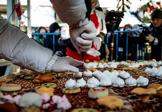 Cake weighing more than 100kg cooked for Christmas