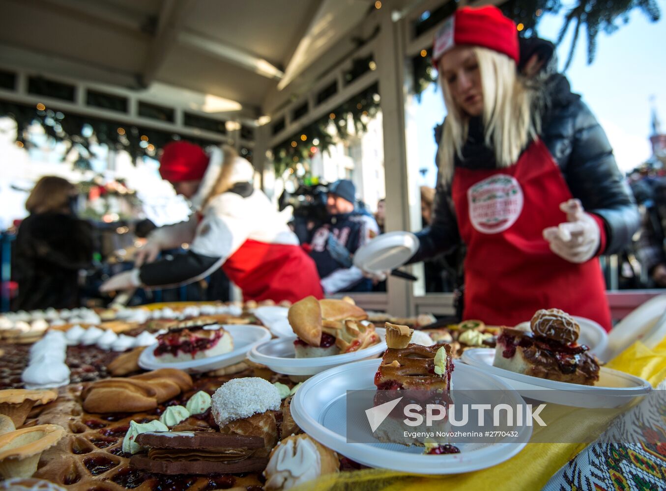 Cake weighing more than 100kg cooked for Christmas