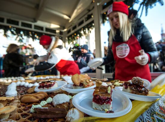 Cake weighing more than 100kg cooked for Christmas