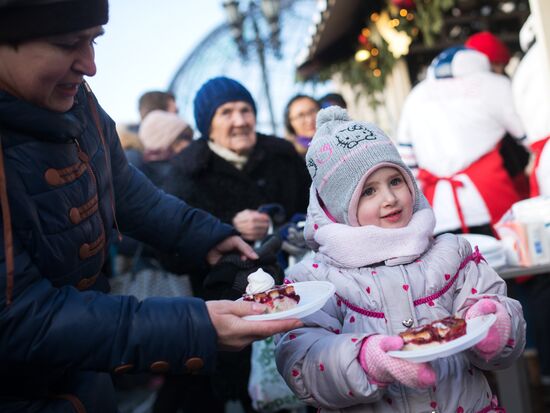 Cake weighing more than 100kg cooked for Christmas