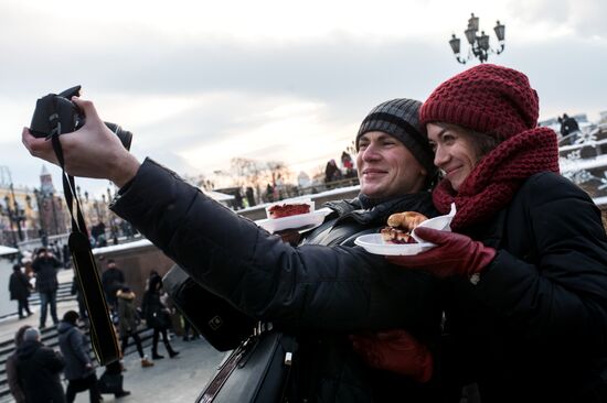 Cake weighing more than 100kg cooked for Christmas