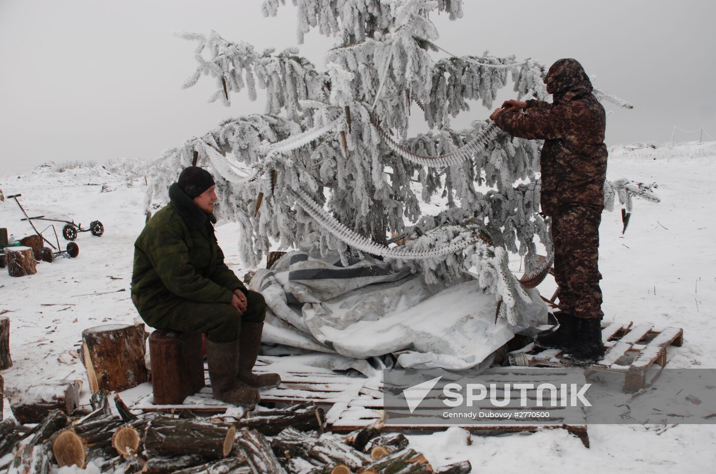 DPR militiamen on demarcation line