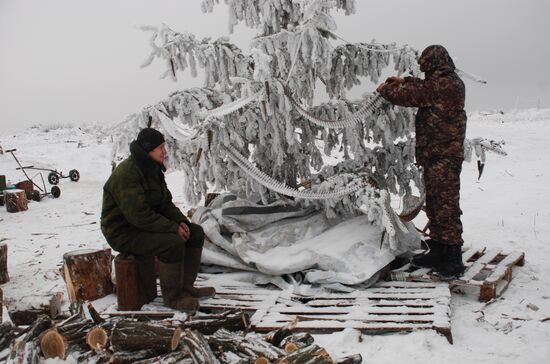 DPR militiamen on demarcation line