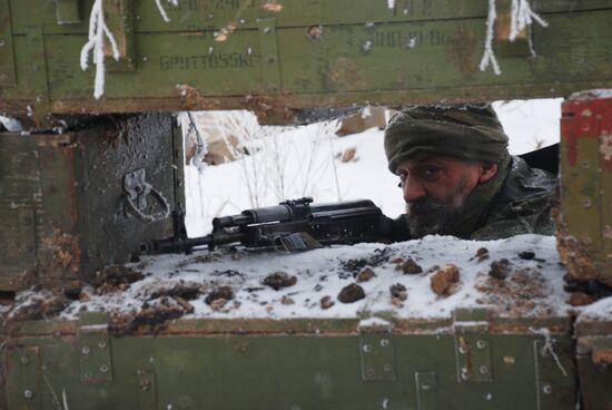DPR militiamen on demarcation line
